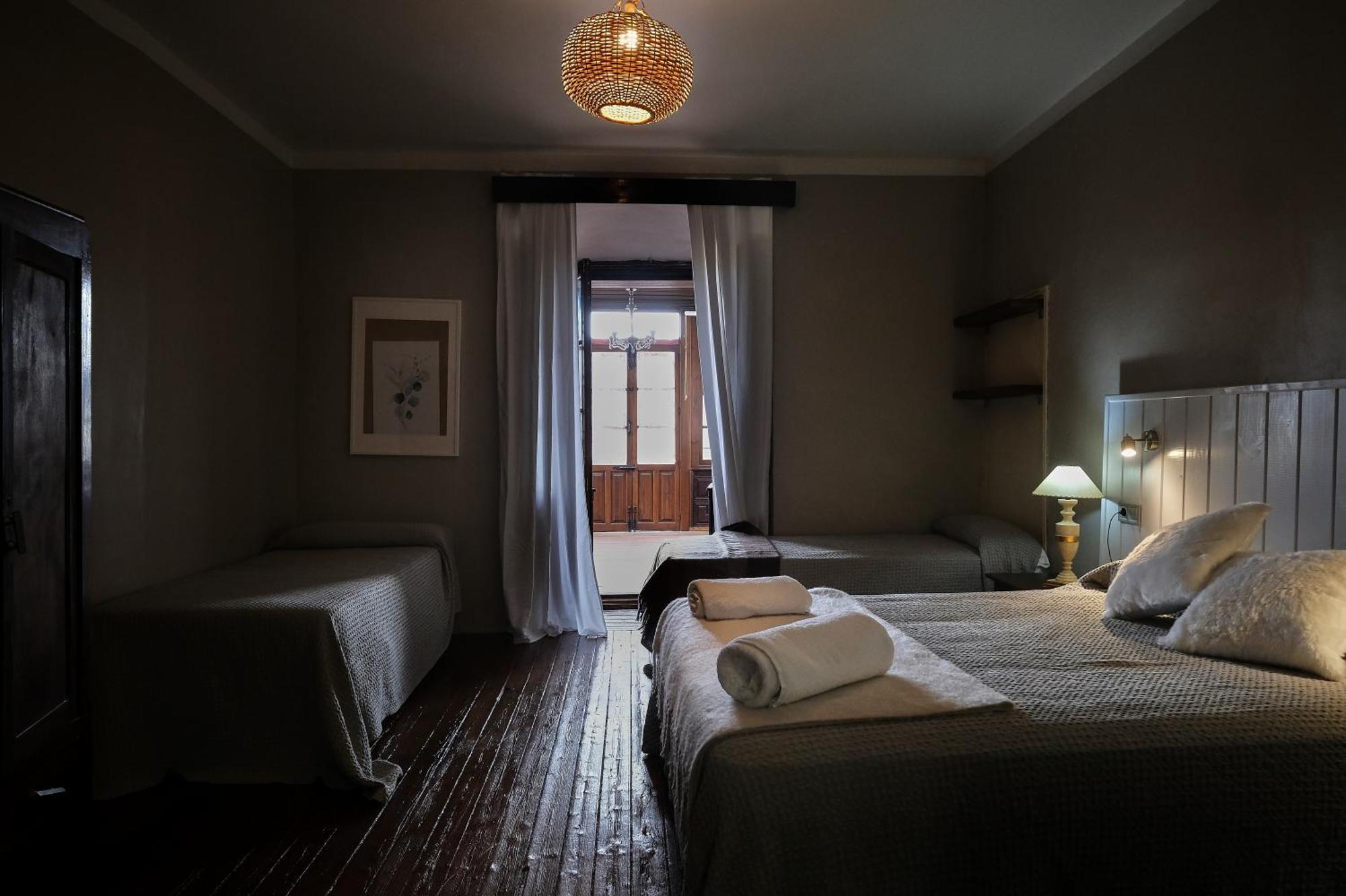 Casa Rural Palacio Conde De Aldana Con Piscina Entre Encinares Y Dehesas Terradillos エクステリア 写真