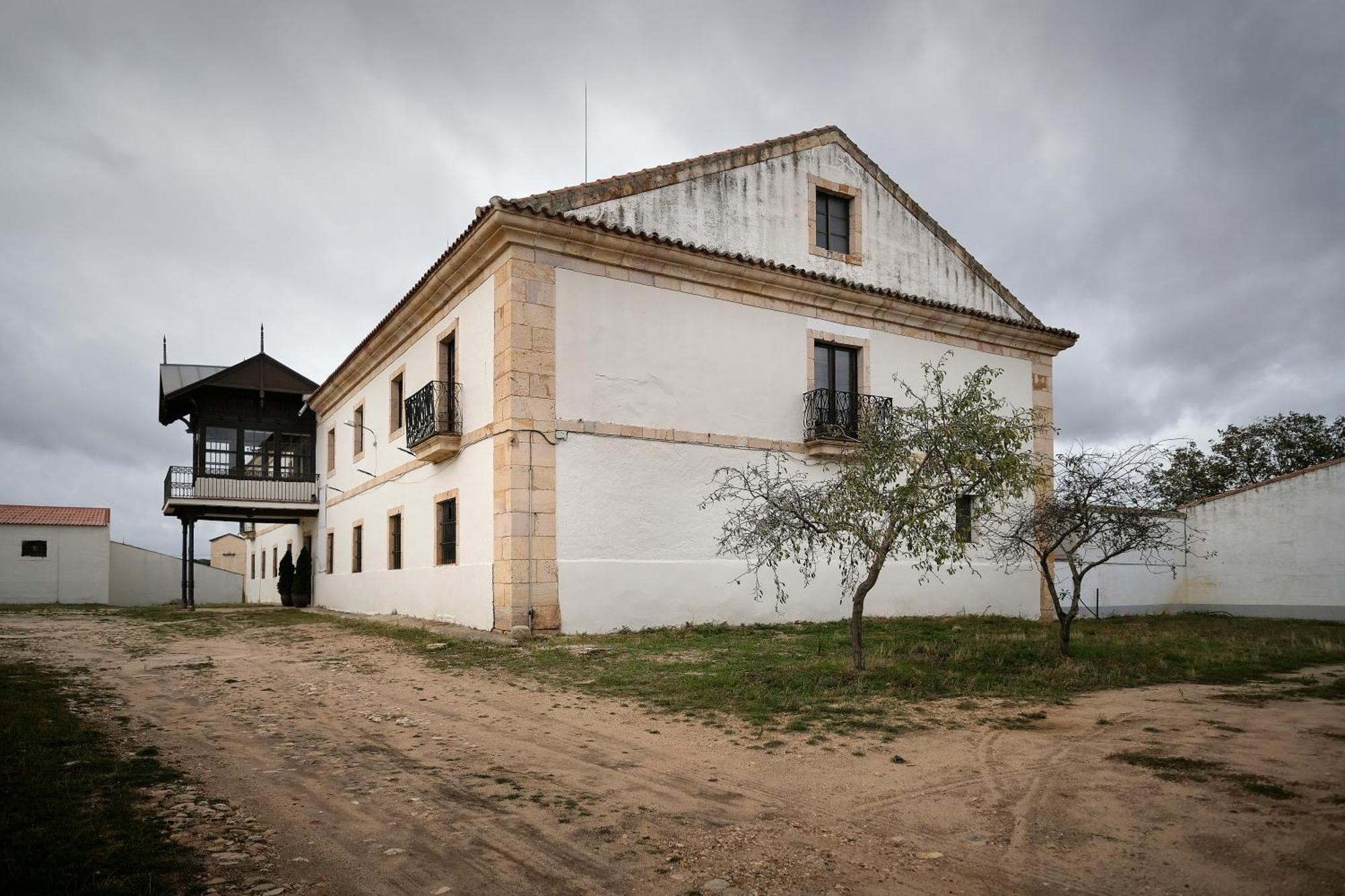 Casa Rural Palacio Conde De Aldana Con Piscina Entre Encinares Y Dehesas Terradillos エクステリア 写真