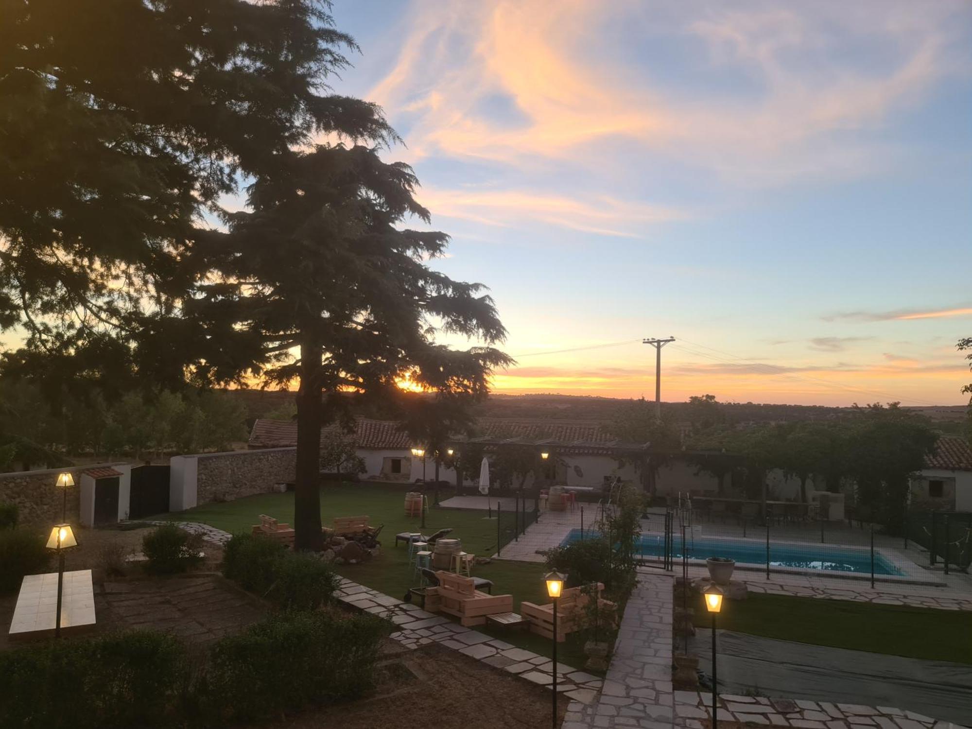 Casa Rural Palacio Conde De Aldana Con Piscina Entre Encinares Y Dehesas Terradillos エクステリア 写真