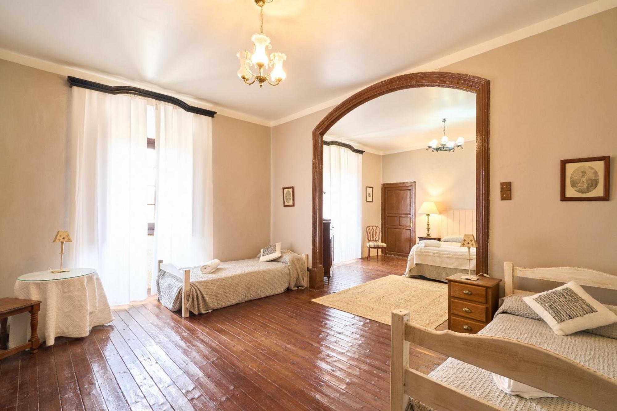 Casa Rural Palacio Conde De Aldana Con Piscina Entre Encinares Y Dehesas Terradillos エクステリア 写真